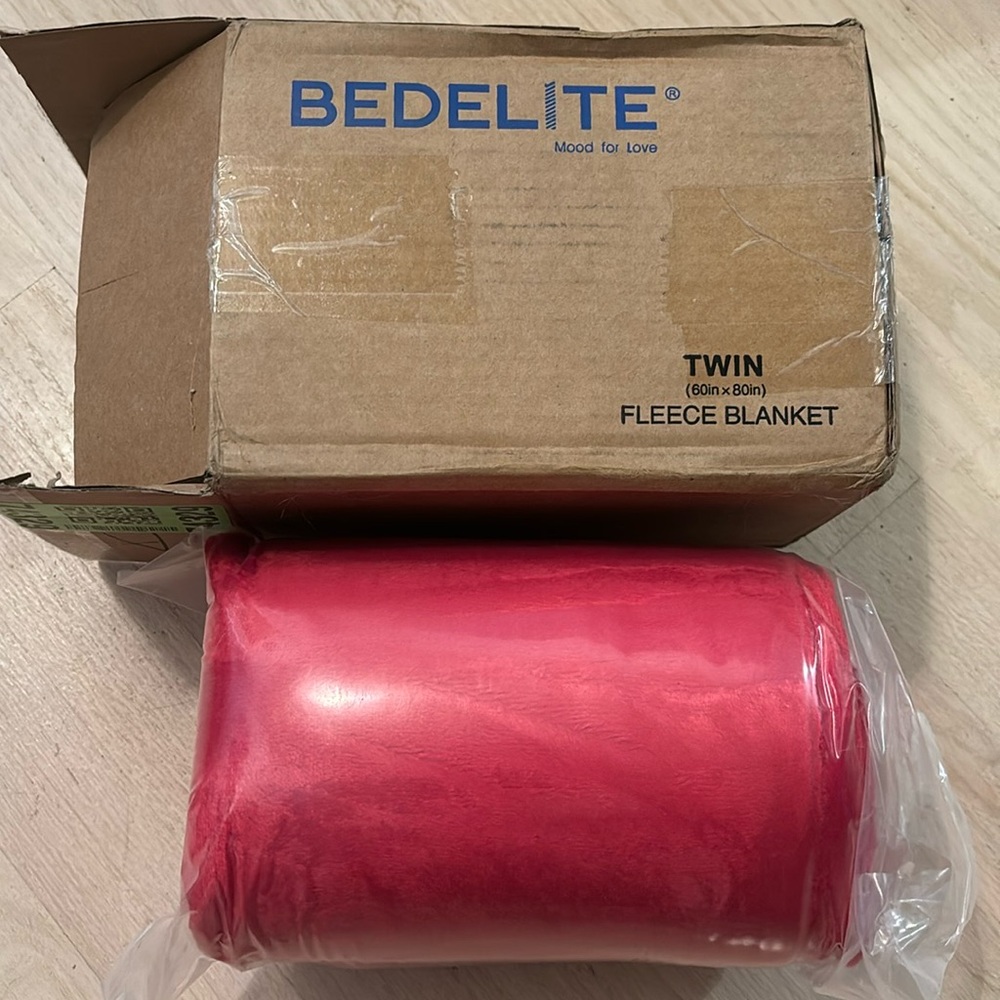 NEW BEDELITE Fleece Plush Cozy Blanket Twin Size 60"x80"